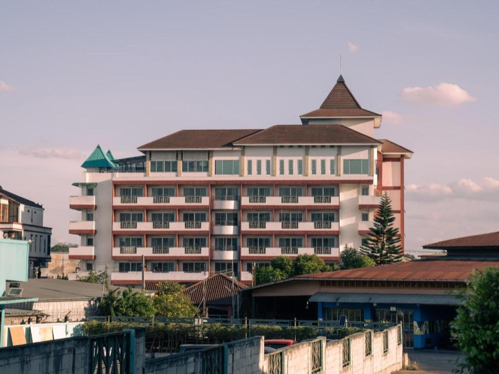 The Mansion Pakchong Hotel Му Си Екстериор снимка